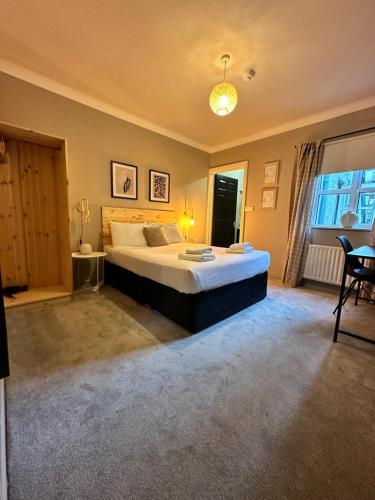 1 dormitorio con 1 cama grande en una habitación en Lamp Light Rooms, en Clifden