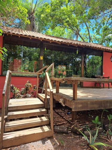 une terrasse en bois avec une table de pique-nique et des bancs dans l'établissement Casa Rustica Dubanza, à Bonito