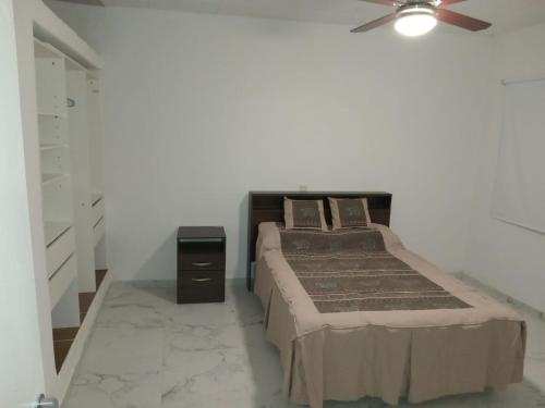 Schlafzimmer mit einem Bett und einem Deckenventilator in der Unterkunft Amplia Casa Familiar en G Cruz in Godoy Cruz