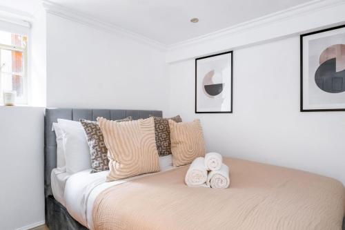 - une chambre avec un lit et 2 serviettes dans l'établissement Vauxhall - 2BR with Patio - CityApartmentStay, à Londres