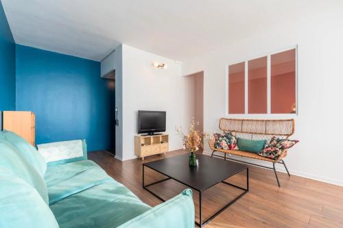 un salon avec un canapé et une table dans l'établissement Lille StMaur equipped apartment with elevator, à Lille