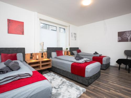 een slaapkamer met 2 bedden, een tafel en een bureau bij Serviceroom24 - Apartment 1 in Herten WLAN - Smart-TV - 24-7 Check-in und Küche in Herten