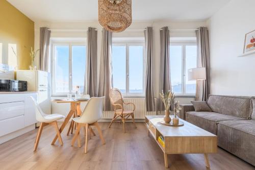 un salon avec un canapé et une table dans l'établissement Centre Equipped apartment metro at 50m, à Tourcoing