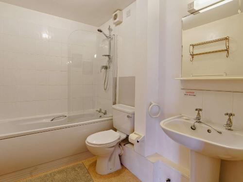Kúpeľňa v ubytovaní 1 Bed in Nantgaredig 51499