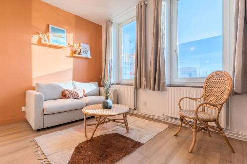 - un salon avec un canapé, une chaise et une table dans l'établissement Hypercentre - private parking, metro + train 100m, à Tourcoing
