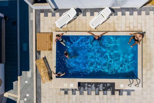 uma vista superior das pessoas que nadam numa piscina em Mata Family Apartments em Molunat