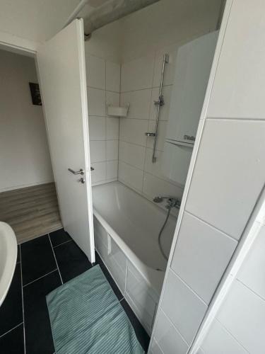 een badkamer met een bad, een toilet en een wastafel bij Wohnglück 2 in Herten