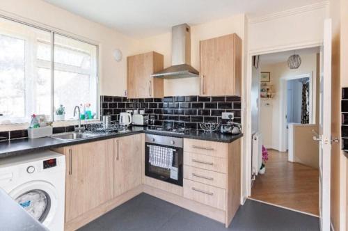 eine Küche mit Spüle und Geschirrspüler in der Unterkunft Inviting 2-Bed Apartment in Hounslow in Hounslow