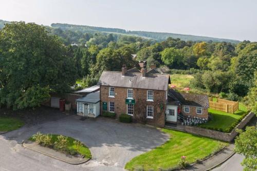 una vista aérea de una casa grande con entrada en The Dawnay Arms en West Heslerton