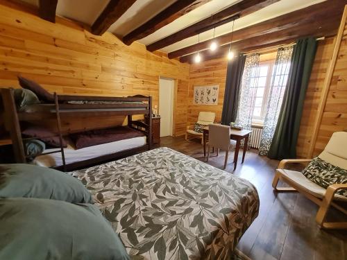 um quarto com uma cama num chalé de madeira em La Flambée em Blond