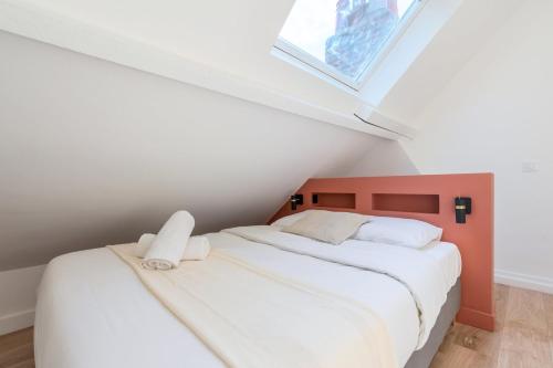 une chambre avec deux lits dans un grenier dans l'établissement Little duplex in République beaux arts, à Lille