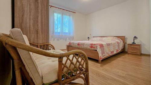 ein Schlafzimmer mit einem Bett, einem Stuhl und einem Fenster in der Unterkunft Viola Two in Novigrad Istria