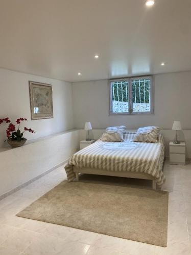 une chambre avec un grand lit et un tapis dans l'établissement T3 avec jardin et piscine privée, à Velaux