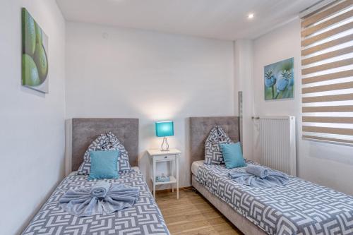 1 dormitorio con 2 camas y almohadas azules en TOUCH DOWN Motel en Lohmar