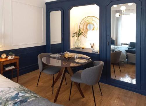 une pièce avec une table et des chaises et une chambre dans l'établissement Résidence du Grand Hôtel à Châtel-Guyon, à Châtel-Guyon