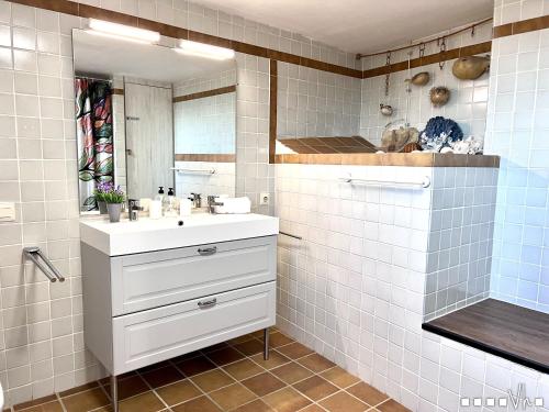 モライラにあるVH CostaBlanca - TRES PALMERASのバスルーム(洗面台、鏡付)