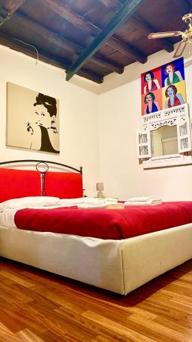 1 dormitorio con 1 cama grande con manta roja en Cristina heart of Rome,Trastevere en Roma