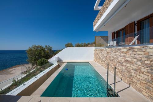 Πισίνα στο ή κοντά στο Villa Marelia - Seafront villa with infinity pool