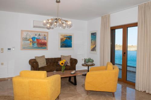 Χώρος καθιστικού στο Villa Marelia - Seafront villa with infinity pool