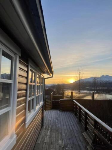 Cozy 2 bedroom cottage with hot tub