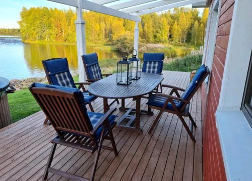 un patio con mesa y sillas en una terraza en Eco Countryside house by the Simo River & hottub en Simo