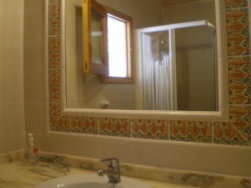 y baño con lavabo y espejo. en Casa 3-h, en Sant Francesc Xavier