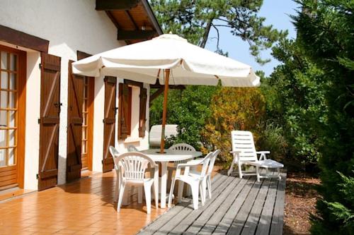 Photo de la galerie de l'établissement Nettes Ferienhaus in guter Strandlage, à Lège-Cap-Ferret