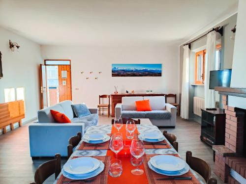 una sala de estar con una mesa con copas de vino. en [vista Sibillini] Villa Amici, 