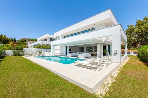 797 HOLIDAY RENTALS - Lujosa y moderna villa en Puerto marina
