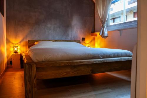 - une chambre avec un lit éclairé dans l'établissement Ambiance montagne, à deux pas de la gare, à Cluses