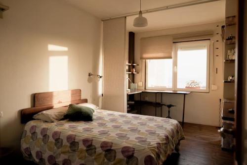 1 dormitorio con cama y ventana en Apartamento Frente Al Mar en Tarifa