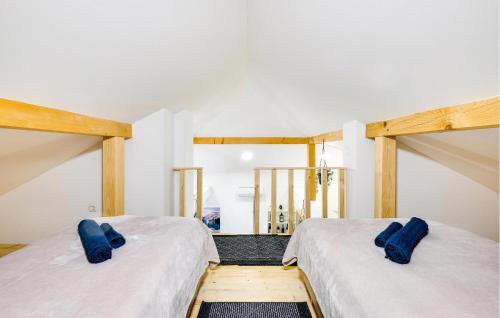 2 Betten in einem Zimmer mit weißen Wänden in der Unterkunft 3 Bedroom Stunning Home In Stari Brod in Stari Brod