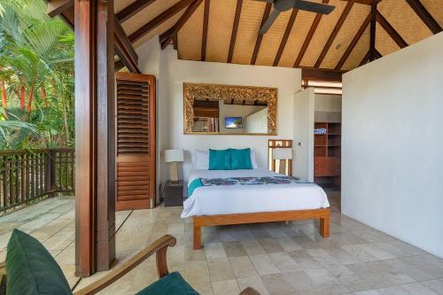 Coco Villa - Central Mediterranean-style Pool Oasis في ميناء دوغلاس: غرفة نوم بسرير في فيلا