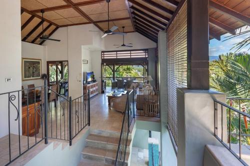 una sala de estar y comedor de una casa en Coco Villa - Central Mediterranean-style Pool Oasis, en Port Douglas