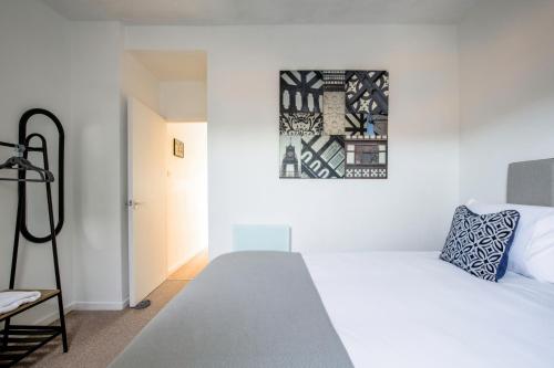 1 dormitorio con 1 cama y una foto en la pared en Chester Stays - Best Value Apartment with Free Parking in the heart of Chester, en Chester