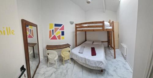 niewielka sypialnia z łóżkiem piętrowym i lustrem w obiekcie Bed and breakfast chez l'habitant w Marsylii