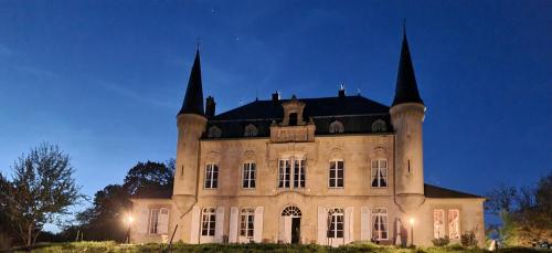 un gran edificio con dos torres encima en Chateau Le Plessis, en Sémelay