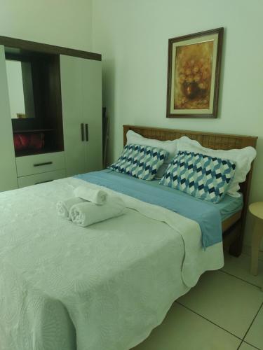 ein Schlafzimmer mit einem Bett und einem Handtuch darauf in der Unterkunft Casa Aconchegante in Cabo Frio
