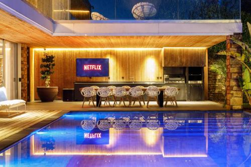 a hotel lobby with a swimming pool and a bar at Golfe Villa ' Paraíso de Luxo ' Piscina Aquecida in Ponte de Lima
