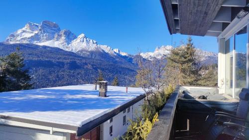 uma vista para uma montanha coberta de neve a partir de uma casa em "Lo Chalet 450" vicino Cortina d'Ampezzo em Borca di Cadore