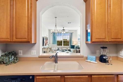 cocina con fregadero y espejo grande en Top Villas - Vista Cay 213, en Orlando