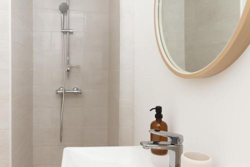 une salle de bain avec un lavabo et un miroir dans l'établissement Le capucin, à Metz