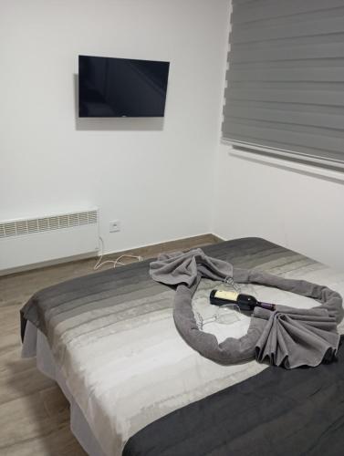 Un dormitorio con una cama con una botella de vino. en Divčibarski Vidik, en Divčibare