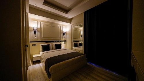 a bedroom with a bed and a couch in a room at Mitra otel in Diyarbakır