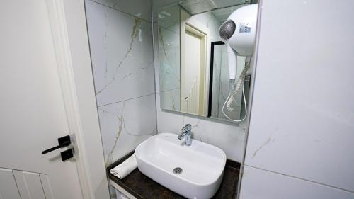 a bathroom with a sink and a mirror at Mitra otel in Diyarbakır