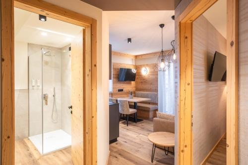 Zimmer mit Dusche und Esszimmer in der Unterkunft B&B al Borgo in San Lorenzo in Banale