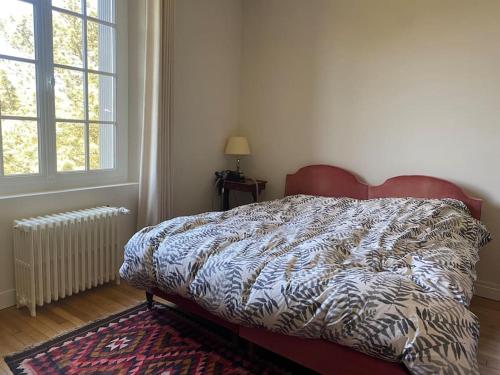 سرير أو أسرّة في غرفة في BOUTE VENT Maison proche château Dieppe