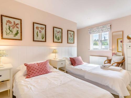 a bedroom with two beds and a window at 2 Bed in Goudhurst 51229 in Goudhurst
