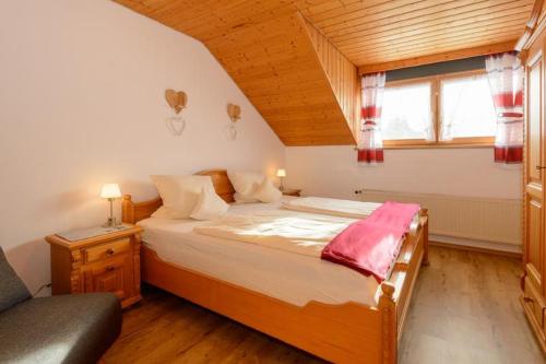 um quarto com uma cama, um sofá e uma janela em Almerhof - Waldferienhof Almer em Zwiesel