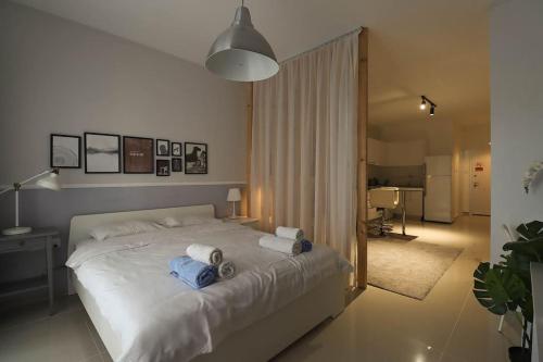 ein Schlafzimmer mit einem großen weißen Bett mit Handtüchern darauf in der Unterkunft MyGuest Cornelius 29, Luxury Studio Apartment in Iskele